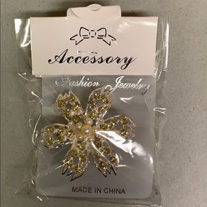 brooch pin flower with pearls and rhinestones